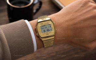 Casio digitalur med guldfarvet ramme, Bluetooth og skridttæller | 38mm