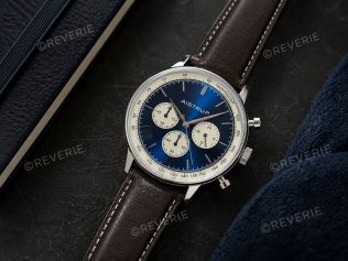 Aistrup herrechronograf med elfenbensfarvede detaljer, blå urskive, safirglas og syet læderrem 42mm