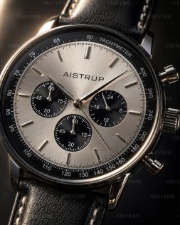 Aistrup herrechronograf med sølvfarvet urskive, antracitgrå detaljer, safirglas og syet læderrem 42mm