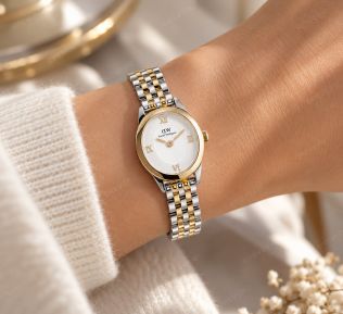 Tofarvet Daniel Wellington Mini dameur med oval urkasse og hvid urskive i 22mm