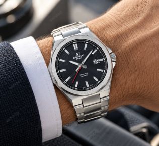 Casio Edifice herreur i stål med sort urskive og safirglas i 45mm