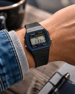 Klassisk Casio unisex digitalur med syv-års batterilevetid