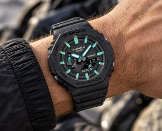 Sort Casio G-Shock herreur med turkise detaljer og analog-digital visning i 45mm