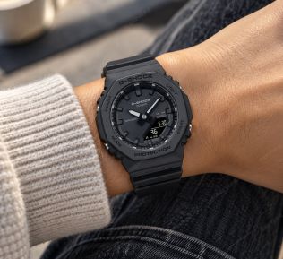 Helsort Casio G-Shock ur med ottekantet design og analog-digital visning i 40mm