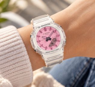 Casio G-Shock dameur med transparent design og lyserød urskive i 40mm