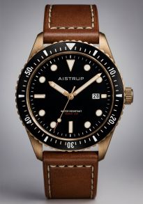 Vintage-inspireret herreur i messing med sort urskive, læderrem og 100 meters vandtæthed i maritimt design | AIW8501