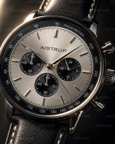 Aistrup herrechronograf med sølvfarvet urskive, antracitgrå detaljer, safirglas og syet læderrem 42mm