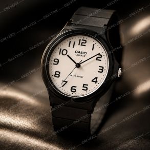 Klassisk analogt ur med hvid urskive og arabertal 34mm