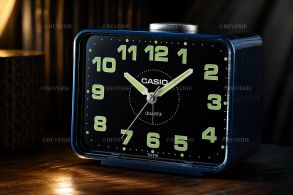 Blåt analogt vækkeur med snooze funktion og klart display 90x107mm