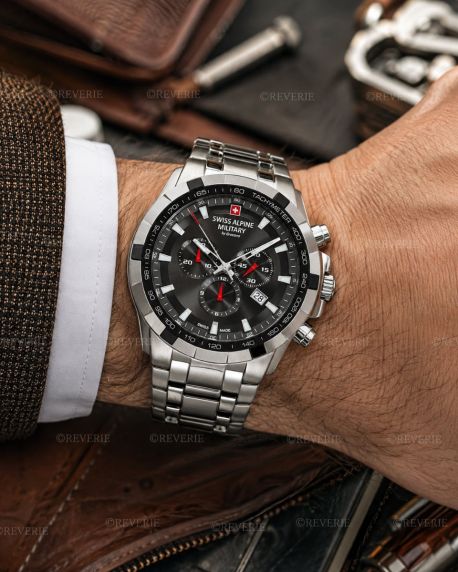Swiss Alpine Military herrechronograf i stål med sort urskive og safirglas 46mm