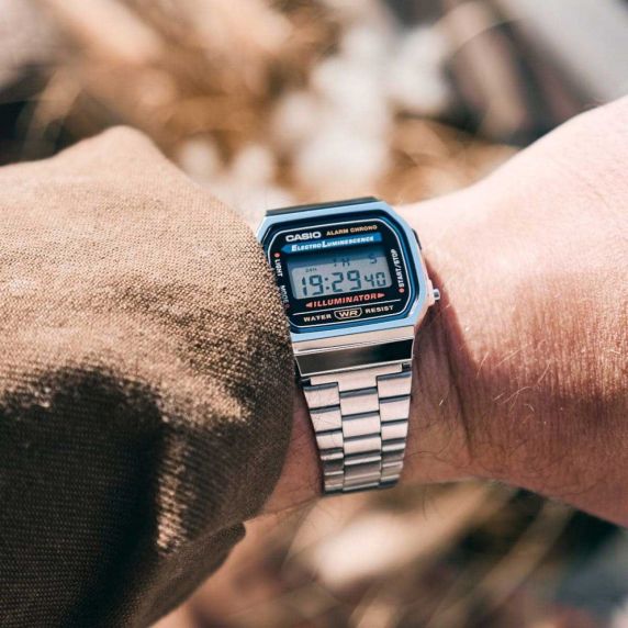 Retro digitalur i stål med stilrent design | A168WA-1YES