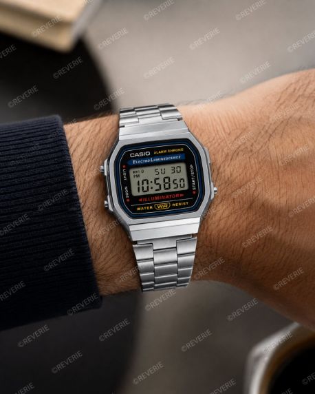 Retro digitalur i stål med stilrent design