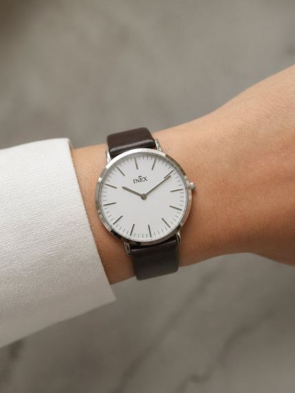 Enkelt og stilrent dameur med brun læderrem