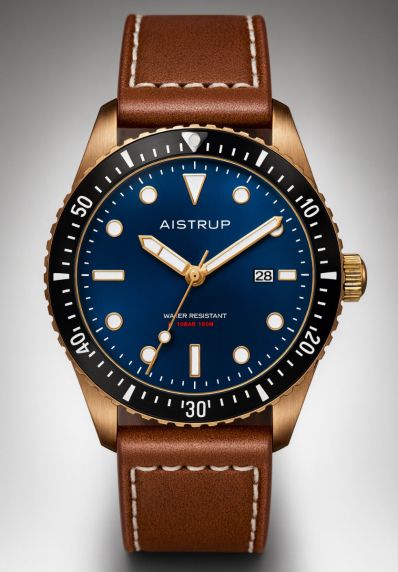 Maritim-inspireret herreur i messing med blå urskive, sort bezel og håndlavet brun læderrem i vintage design | AIW8502