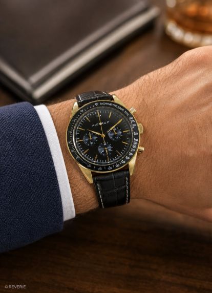 Aistrup AIW8701 Classic Sapphire Chronograph herreur med sort urskive og gulddetaljer | AIW8701