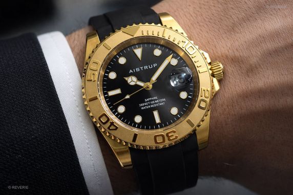 Aistrup sportigt herreur med sort urskive, guldtonet drejelunette og sort gummirem | AIW8804