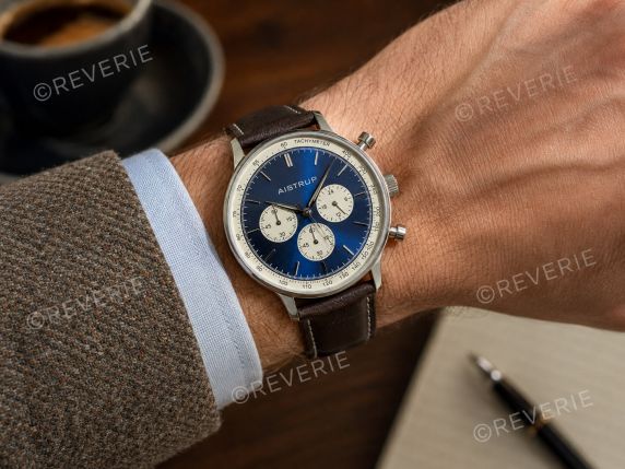 Aistrup herrechronograf med elfenbensfarvede detaljer, blå urskive, safirglas og syet læderrem 42mm
