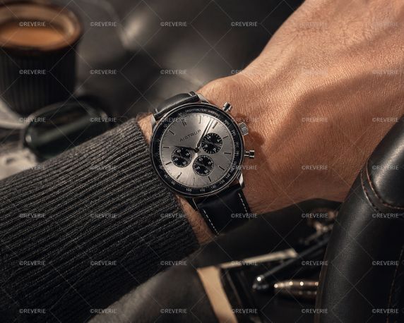 Aistrup herrechronograf med sølvfarvet urskive, antracitgrå detaljer, safirglas og syet læderrem 42mm