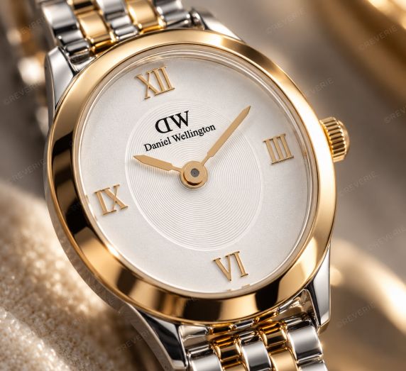 Tofarvet Daniel Wellington Mini dameur med oval urkasse og hvid urskive i 22mm