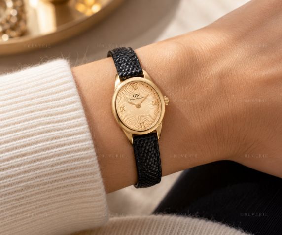 Gyldent Daniel Wellington dameur med guillocheret urskive og sort læderrem i 22mm