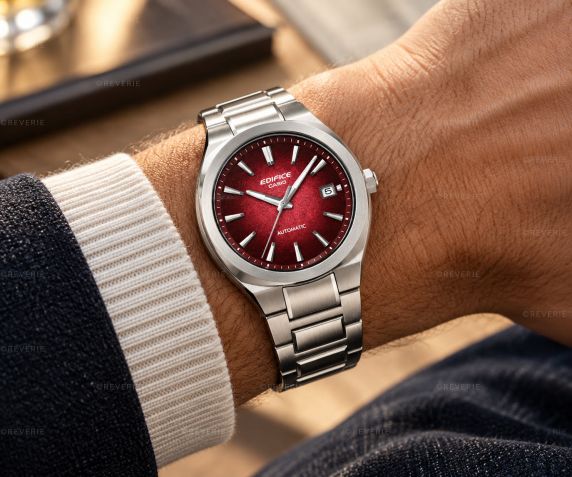 Casio automatisk herreur i stål med rød urskive og safirglas i 38mm