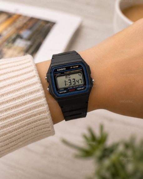 Klassisk Casio unisex digitalur med syv-års batterilevetid