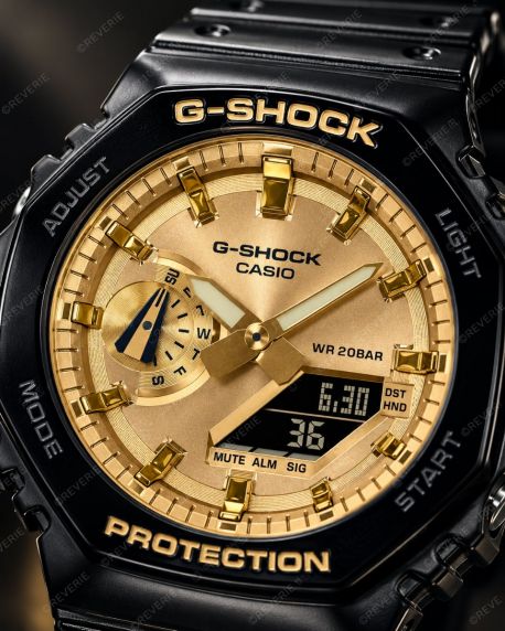 Casio herreur med dual display, sort resinrem og gylden urskive i 45mm