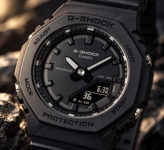 Helsort Casio G-Shock ur med ottekantet design og analog-digital visning i 40mm