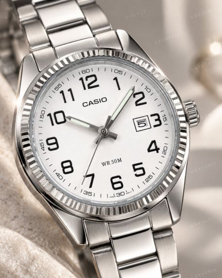 Klassisk Casio dameur i stål med hvid urskive i 30mm