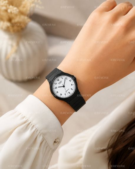 Analogt Casio ur med hvid urskive og sort resin urkasse 34mm