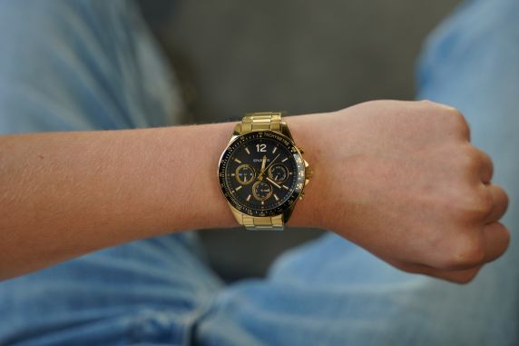 Gyldent ur til mænd med sort urskive - Spartos Classic SPW007603