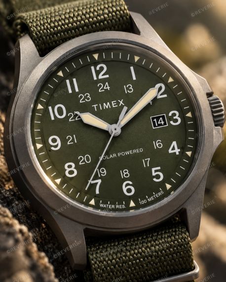 Timex herreur i gunmetal med solenergi, grøn NATO-rem og safirglas i 41mm