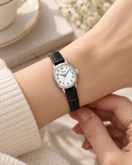 Lille Timex dameur med hvid urskive og sort læderrem i 17mm