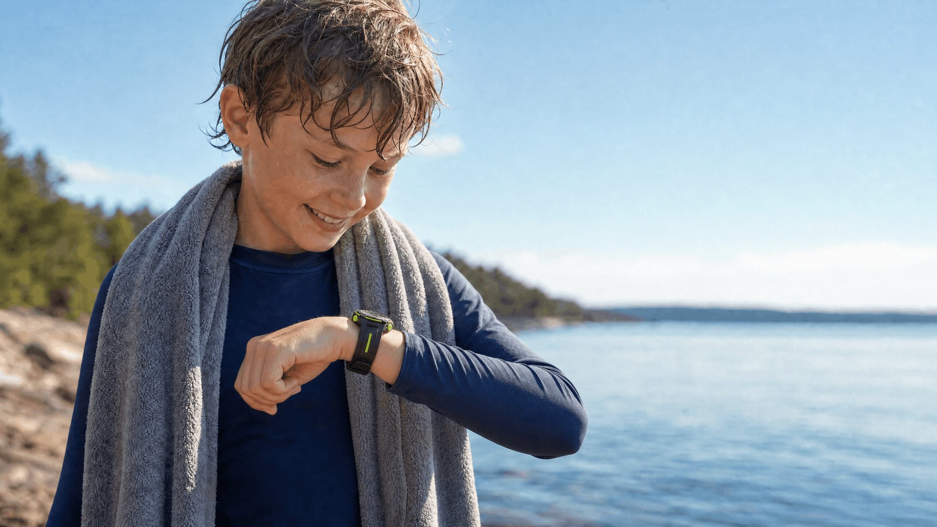 Barn med digitalt ur efter aktivitet ved vand